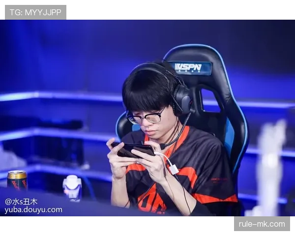 草根逆袭：传奇球员从街头足球到国际赛场的耀眼征程